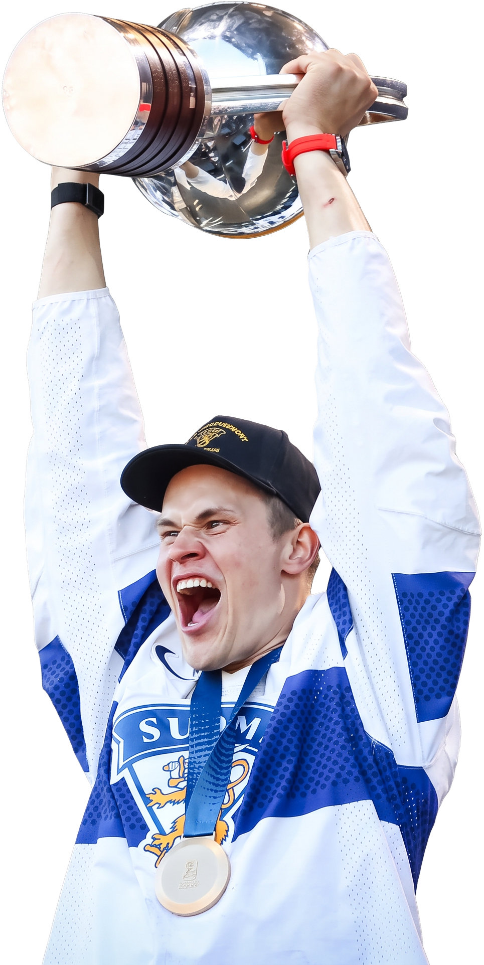 Jesse Puljujärvi nostaa maailmanmestaruuspokaalia Suomen pelipaidassa